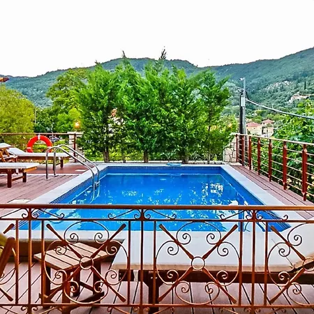 Eclectic With Pool And Stunning Views Villa
